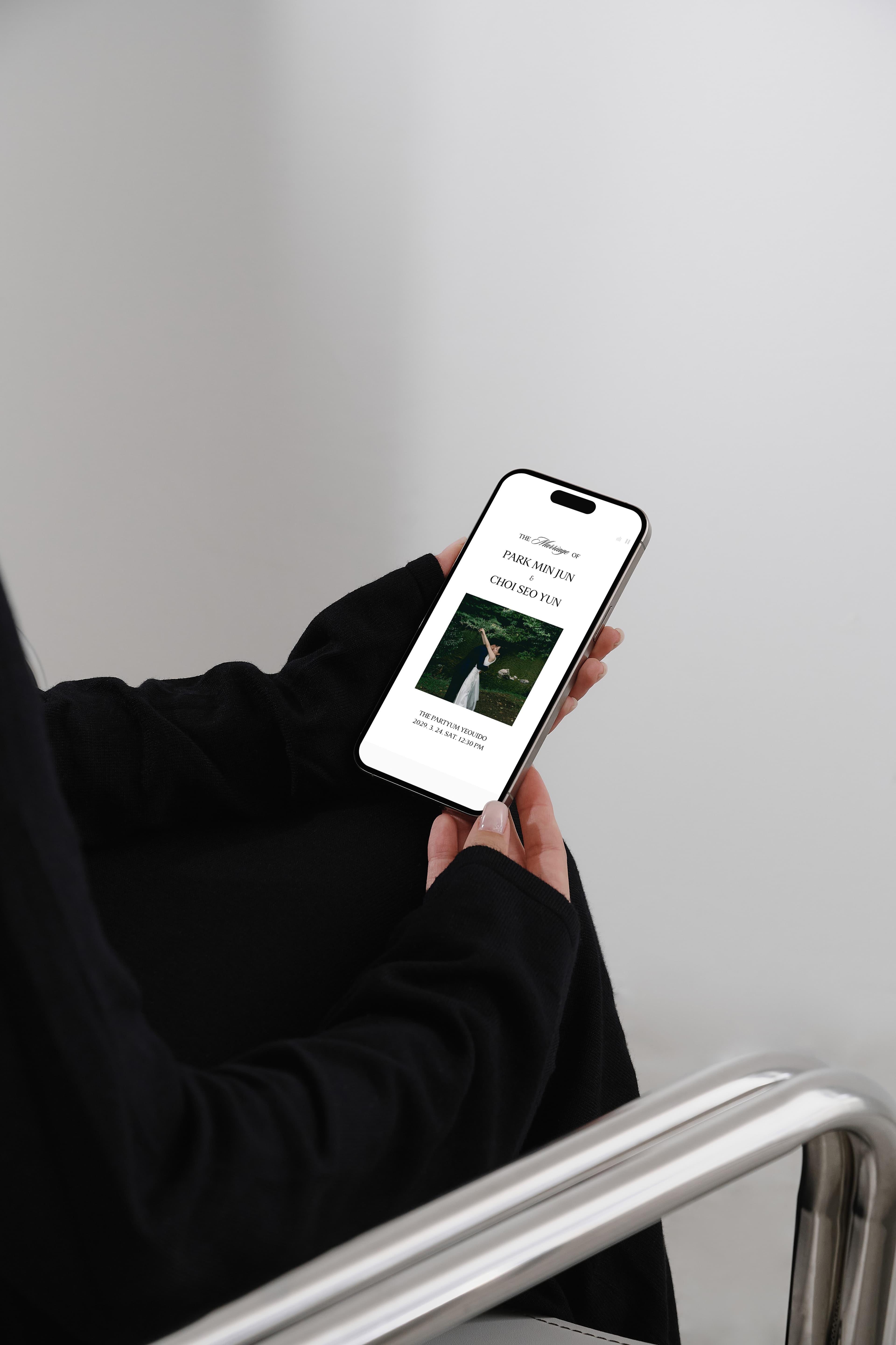 Petal Series Fiore mobile card lifestyle